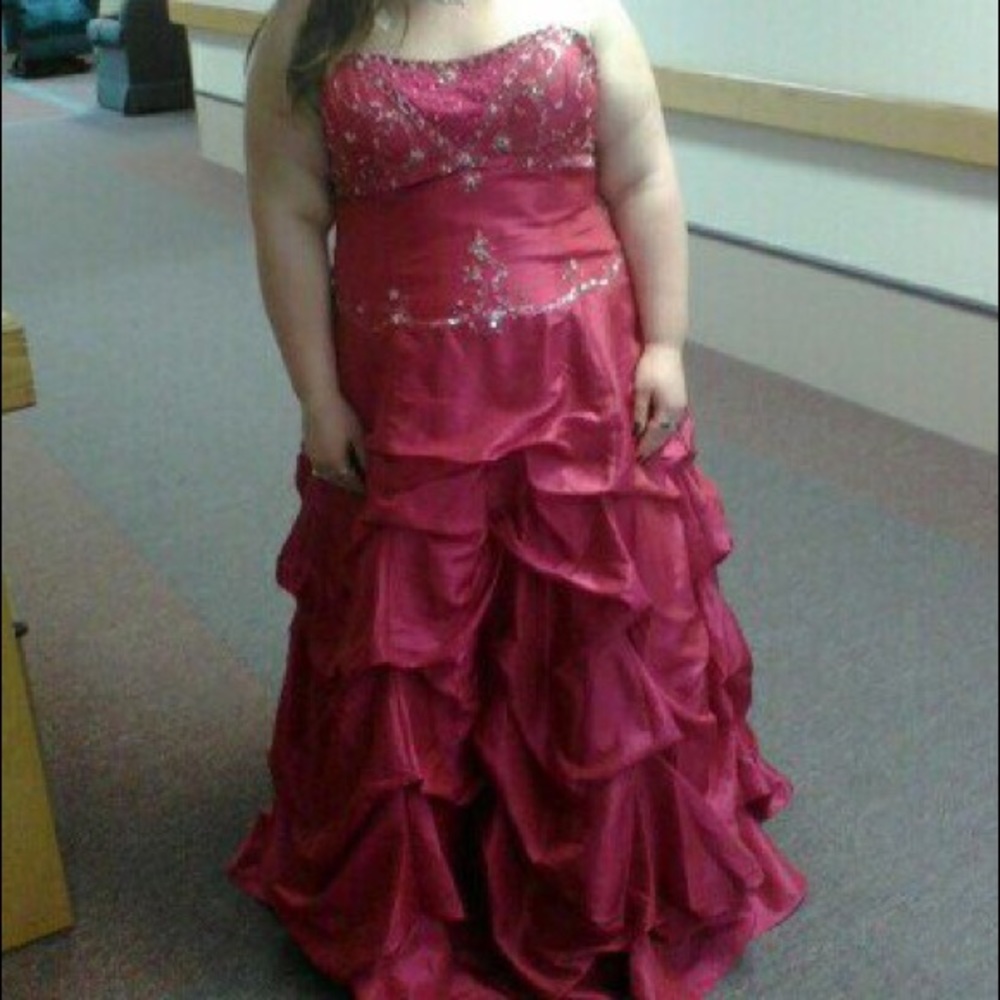 Deb’s pink strapless sweetheart Ball gown💕💕